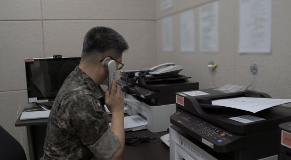 남북군사당국 간 통신선이 복구된 27일 군 관계자가 서해지구 군 통신선 시험 통신을 하고 있다. (국방부 제공) 2021.7.27/뉴스1
