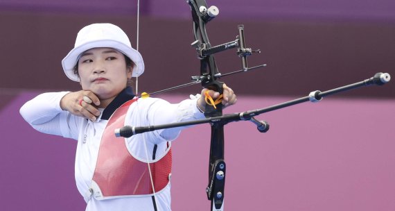 대한민국 양궁 대표팀 강채영이 30일 일본 도쿄 유메노시마 양궁장에서 열린 2020 도쿄올림픽 양궁 여자 개인전에서 활을 쏘고 있다. /뉴시스 제공