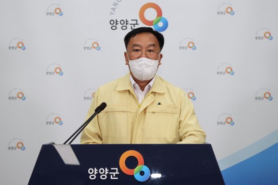 김진하 양양군수가 30일 오후 군청 브리핑룸에서 진행된 코로나19 관련 브리핑에서 지역 내 거리두기 3단계 하향 조정안을 발표하고 있다.(양양군 제공)2021.7.30/뉴스1