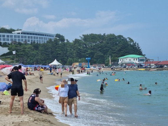 강원 동해안 해수욕장 개장 첫 주말인 10일 오후 양양 낙산해수욕장에서 피서객들이 물놀이를 즐기고 있다. /뉴스1 © News1 윤왕근 기자