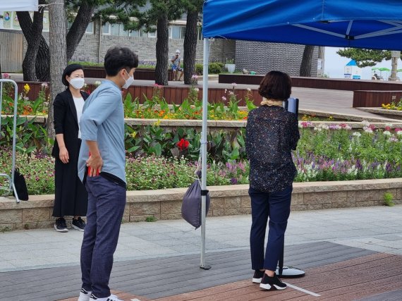 코로나19 4차 대유행이 본격화 되고 있는 가운데 14일 강원 강릉시가 개장을 앞둔 경포해수욕장에서 진행한 방역 시연회에서 입장객들이 발열체크를 위해 대기하고 있다.2021.7.14/뉴스1 © 윤왕근 기자