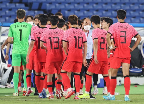 김학범 대한민국 축구대표팀 감독이 28일 오후 일본 요코하마 국제경기장에서 열린 '2020 도쿄올림픽' 조별리그 B조 3차전 대한민국과 온두라스의 축구 경기에서 6대0으로 승리를 거둔 후 선수들을 격려하고 있다. 2021.7.28/뉴스1 © News1 이재명 기자