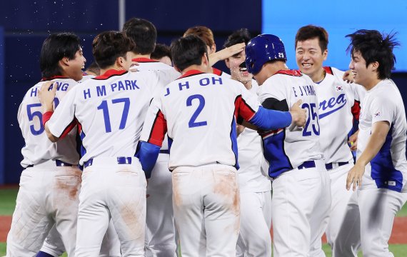 야구 대표팀 선수들이29일 오후 일본 요코하마 스타디움에서 열린 '2020 도쿄올림픽' 대한민국과 이스라엘의 야구경기에서 승리를 거둔 후 기뻐하고 있다. 2021.7.29/뉴스1 © News1 이재명 기자