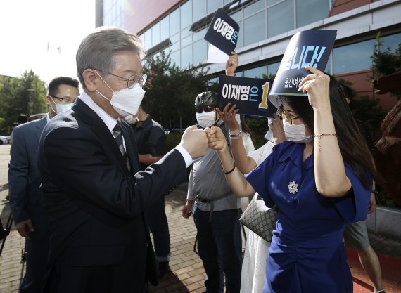 더불어민주당 대권 주자인 이재명 경기도지사가 30일 오후 울산 북구 노동역사관 1987 방문에 앞서 지지자들과 인사를 나누고 있다. 2021.7.30 /뉴스1 © News1 윤일지 기자