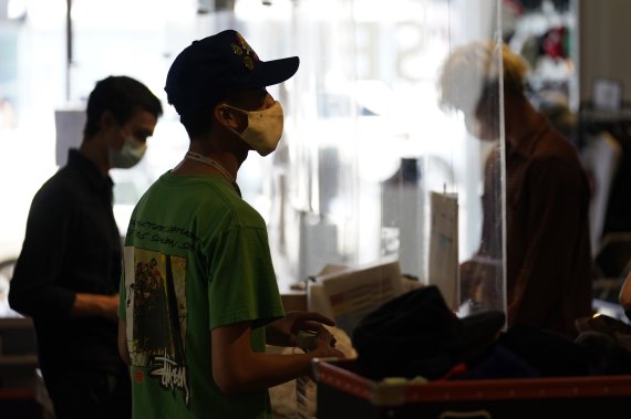 미국 캘리포니아주 로스앤젤레스(LA)의 한 상점에서 19일(현지시간) 직원들이 마스크를 쓴 채 계산을 하고 있다. 미 질병통제예방센터(CDC)는 29일 하원에 제출한 대외비 보고서에서 델타변이 바이러스가 스페인독감보다 더 빠른 속도로 퍼지고 있다고 경고했다. AP뉴시스