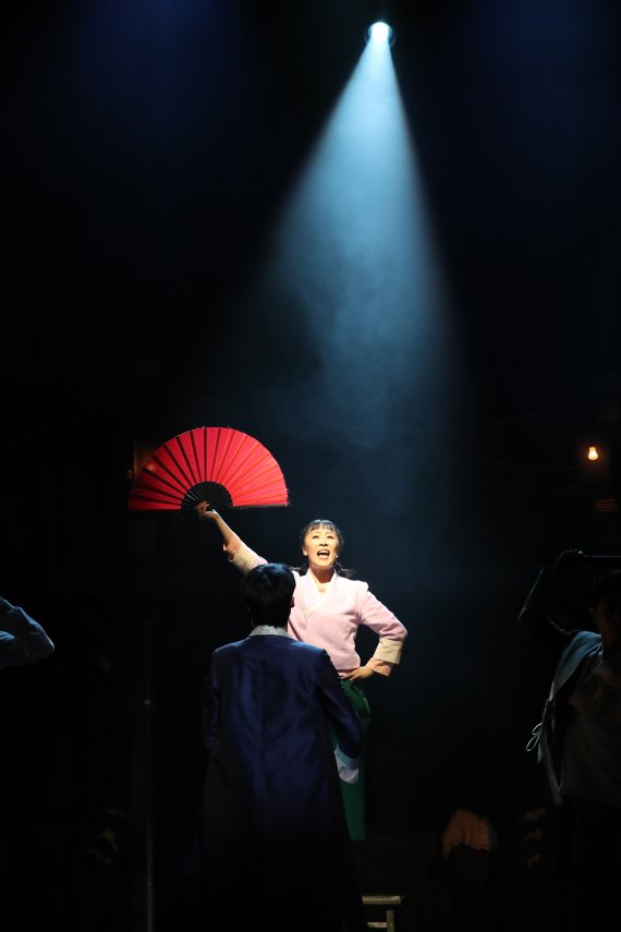 [서울=뉴시스] 박진희 기자 = 지난 27일 서울 중구 국립정동극장에서 열린 뮤지컬 '판' 프레스콜에서 배우들이 시연을 하고 있다. 2021.07.31. pak7130@newsis.com