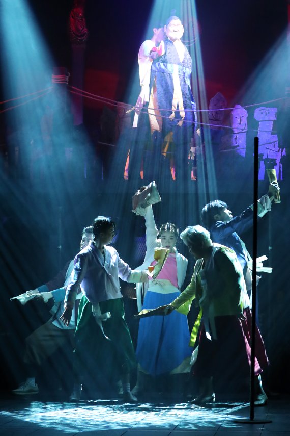 [서울=뉴시스] 박진희 기자 = 지난 27일 서울 중구 국립정동극장에서 열린 뮤지컬 '판' 프레스콜에서 배우들이 시연을 하고 있다. 2021.07.31. pak7130@newsis.com