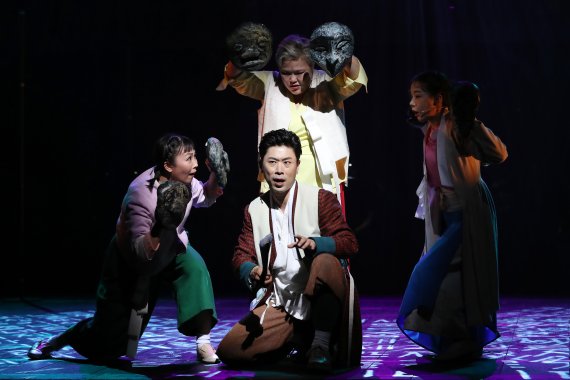 [서울=뉴시스] 박진희 기자 = 지난 27일 서울 중구 국립정동극장에서 열린 뮤지컬 '판' 프레스콜에서 배우들이 시연을 하고 있다. 2021.07.31. pak7130@newsis.com