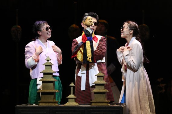 [서울=뉴시스] 박진희 기자 = 지난 27일 서울 중구 국립정동극장에서 열린 뮤지컬 '판' 프레스콜에서 배우들이 시연을 하고 있다. 2021.07.31. pak7130@newsis.com