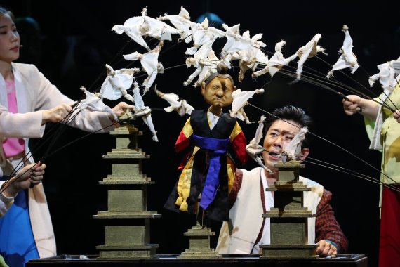 [서울=뉴시스] 박진희 기자 = 지난 27일 서울 중구 국립정동극장에서 열린 뮤지컬 '판' 프레스콜에서 배우들이 시연을 하고 있다. 2021.07.31. pak7130@newsis.com