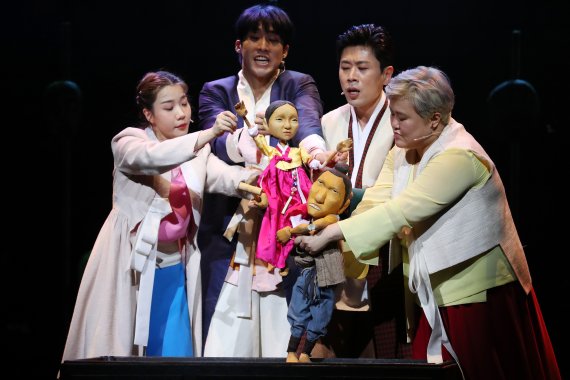 [서울=뉴시스] 박진희 기자 = 지난 27일 서울 중구 국립정동극장에서 열린 뮤지컬 '판' 프레스콜에서 배우들이 시연을 하고 있다. 2021.07.31. pak7130@newsis.com