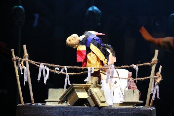 [서울=뉴시스] 박진희 기자 = 지난 27일 서울 중구 국립정동극장에서 열린 뮤지컬 '판' 프레스콜에서 배우들이 시연을 하고 있다. 2021.07.31. pak7130@newsis.com