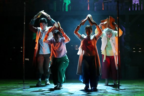 [서울=뉴시스] 박진희 기자 = 지난 27일 서울 중구 국립정동극장에서 열린 뮤지컬 '판' 프레스콜에서 배우들이 시연을 하고 있다. 2021.07.31. pak7130@newsis.com