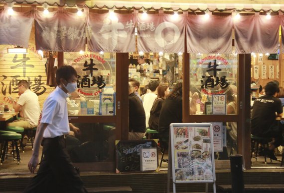 지난 12일 일본 도쿄 신바시의 한 술집 술을 마시는 시민들이 가득하다. 사진=뉴시스