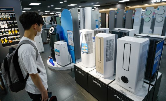 서울 중구 롯데하이마트 서울역점에 창문형 에어컨이 진열돼 있다. © News1 안은나 기자