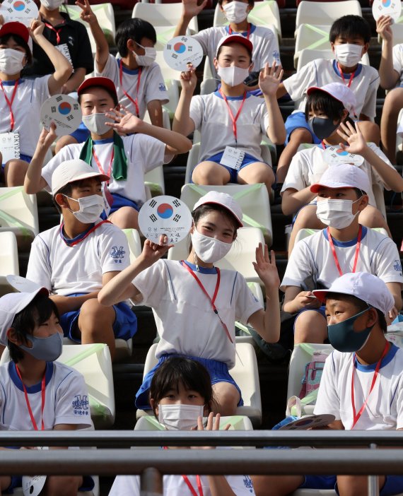 지난 22일 오후 일본 이바라키현 가시마 스타디움에서 도쿄올림픽 남자축구 조별리그 B조 1차전 대한민국과 뉴질랜드의 경기가 열리기 전 가시마 지역 초등학교 학생들이 태극기가 그려진 부채를 들고 환호 하고 있다. 뉴시스