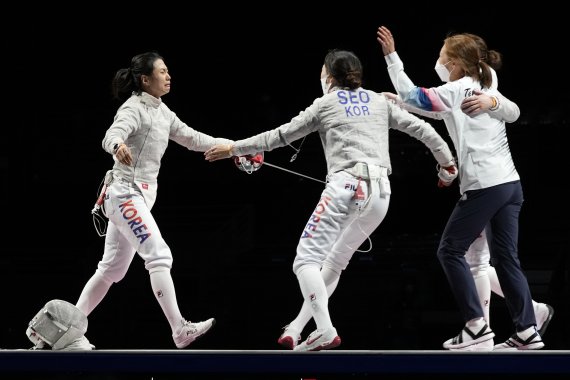 [지바=AP/뉴시스]한국 펜싱 여자 사브르 대표팀이 일본 지바의 마쿠하리 메세에서 열린 2020 도쿄올림픽 동메달 결정전에서 이탈리아에 역전승을 거두고 동메달을 획득하고 기뻐하고 있다. 2021.07.31. /사진=뉴시스