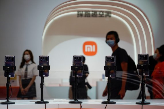지난달 30일 중국 상하이에서 열린 전자제품 엑스포에서 관람객들이 샤오미의 스마트폰을 구경하고 있다.로이터뉴스1