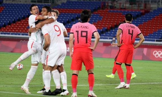 [요코하마(일본)=뉴시스] 이영환 기자 = 31일 오후(현지시간) 일본 요코하마 국제종합경기장에서 열린 2020 도쿄올림픽 남자축구 8강전 대한민국과 멕시코의 경기 전반전, 멕시코 마틴에게 선취골을 내준 대한민국 선수들이 아쉬워 하고 있다. 2021.07.31. 20hwan@newsis.com