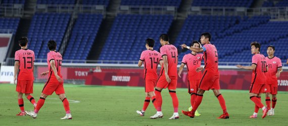 [요코하마(일본)=뉴시스] 이영환 기자 = 31일 오후(현지시간) 일본 요코하마 국제종합경기장에서 열린 2020 도쿄올림픽 남자축구 8강전 대한민국과 멕시코의 경기 전반전, 멕시코 로모에게 골을 허용하자 대한민국 선수들이 아쉬워 하고 있다. 2021.07.31. 20hwan@newsis.com