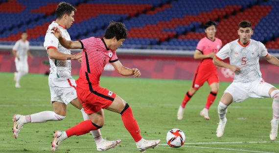 [요코하마(일본)=뉴시스] 이영환 기자 = 31일 오후(현지시간) 일본 요코하마 국제종합경기장에서 열린 2020 도쿄올림픽 남자축구 8강전 대한민국과 멕시코의 경기 후반전, 권창훈이 돌파 후 패스를 하고 있다. 2021.07.31. 20hwan@newsis.com