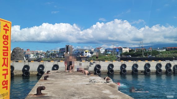 제주지역 항·포구에 설치된 다이빙·물놀이 금지 안내판. 최근 5년간 여름철 제주 항·포구에서는 연안사고 52건이 발생해 14명이 숨졌다. 관광객과 도민은 수심과 수중 환경이 공식적으로 확인되지 않은 포구에서 물놀이하거나 머리부터 뛰어들어서는 안 된다. /사진=제주해양경찰청 제공