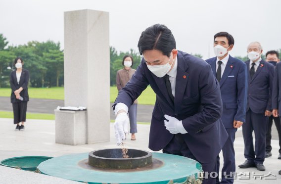 지사직 사퇴 발표를 앞두고 1일 오전 제주4·3평화공원을 찾은 원희룡 제주지사 [사진=제주도 제공]