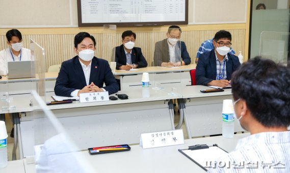 지사직 사퇴 발표를 앞두고 1일 오전 제주 민군복합형관광미항(제주해군기지)가 있는 서귀포시 강정마을을 찾아 주민간담회를 갖고 있는 원희룡 제주지사 [사진=제주도 제공]