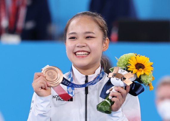 대한민국 기계체조 여서정이 1일 일본 도쿄 아리아케 체조경기장에서 열린 '2020 도쿄올림픽' 여자 도마 결승에서 동메달을 획득한 뒤 시상식에서 메달을 들어 보이고 있다. 사진=뉴시스
