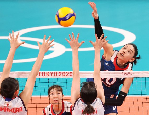 7월 31일 밤 일본 도쿄 아리아케 아레나에서 열린 2020 도쿄올림픽 여자 배구 A조 조별리그 4차전 대한민국과 일본의 경기에서 김연경이 공격을 하고 있다. 이날 한국은 일본을 상대로 세트 스코어 3대 2로 역전승을 거뒀다. 뉴스1