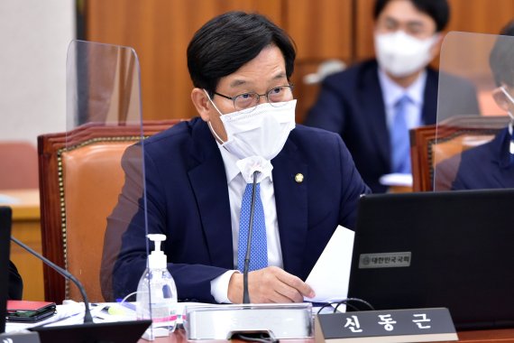 "눈깔 뽑고 대갈통 뽀개" 도넘은 욕설 문자.. 민주당 의원, '최후 통첩'