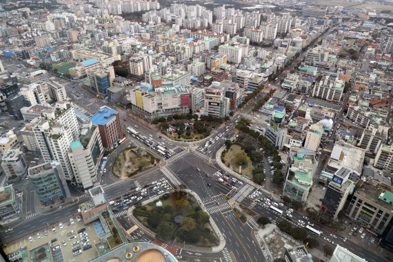 제주시 노형로터리 일대 도심에서 차량들이 오가고 있다. 한국은행 제주본부는 건설수주 증가와 고용 개선에도 관광객 감소와 소비심리 악화가 이어지면서 제주경제가 둔화 흐름을 지속하고 있다고 진단했다. /사진=뉴스1