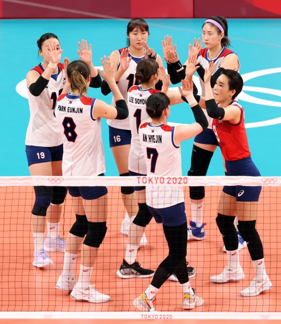 [도쿄(일본)=뉴시스] 최진석 기자 = 2일 도쿄 아리아케 아레나에서 열린 '2020 도쿄올림픽 여자 배구' 세르비아와 대한민국의 A조 조별리그 최종전 경기, 대한민국 선수들이 3세트에 들어서며 파이팅을 외치고 있다. 2021.08.02. myjs@newsis.com