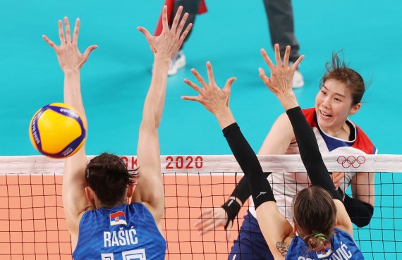 [도쿄(일본)=뉴시스] 최진석 기자 = 2일 도쿄 아리아케 아레나에서 열린 '2020 도쿄올림픽 배구' 세르비아와 대한민국의 A조 조별리그 최종전 경기, 대한민국 이소영이 공격을 시도하고 있다. 2021.08.02. myjs@newsis.com