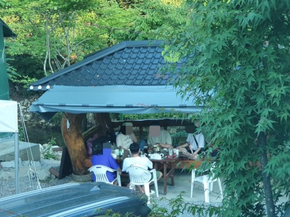 주말인 지난달 30일 제천의 한 계곡 인근 평상에 5명이싱이 모여 식사를 하고 있다.(독자제공) © 뉴스1