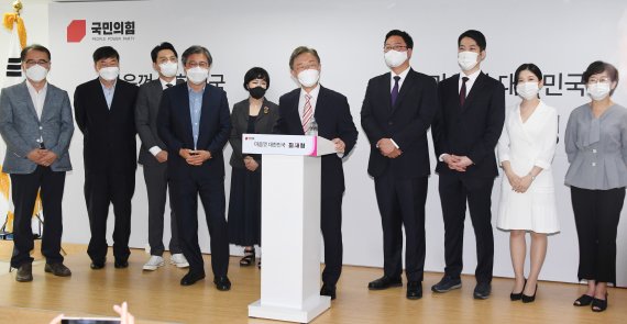 국민의힘 대권주자인 최재형 전 감사원장이 2일 오후 서울 여의도 선거캠프에서 열린 '열린캠프' 프레스룸 공개 행사에서 인사말을 하고 있다. 2021.8.2/뉴스1 © News1 구윤성 기자