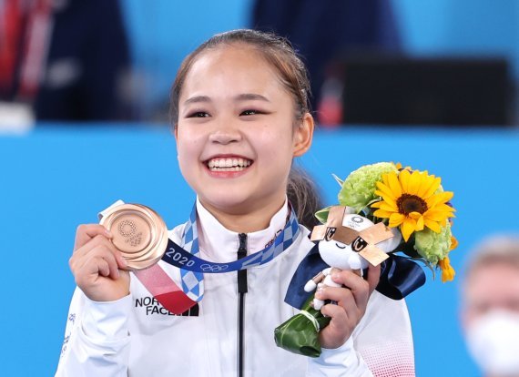 여서정이 1일 일본 도쿄 아리아케 체조경기장에서 열린 '2020 도쿄올림픽' 여자 도마 결승에서 동메달을 수여받은 뒤 기뻐하고 있다. /사진=뉴스1
