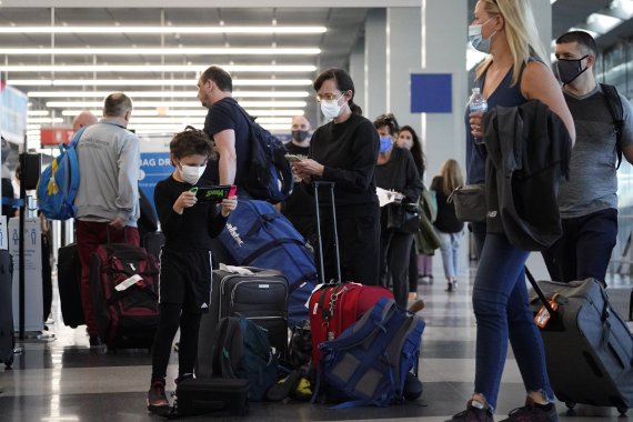 미국 미시간주 시카고의 오헤어 국제공항에서 지난 7월 2일 해외 여행객들이 수속을 기다리고 있다.AP뉴시스
