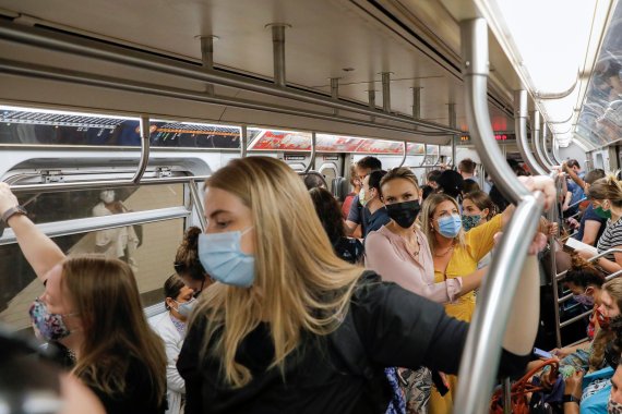 2일(현지시간) 미국 뉴욕시 지하철에서 시민들이 마스크를 쓰고 있다.로이터뉴스1