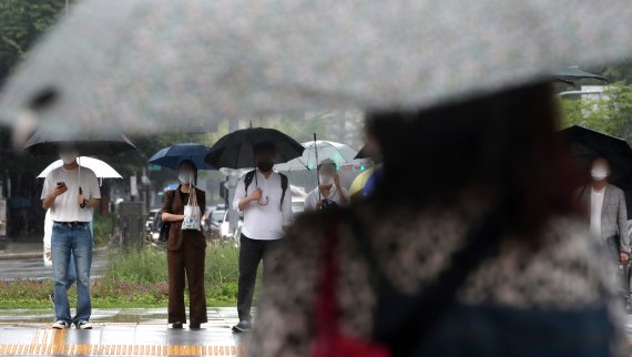 지난 2일 오전 서울 종로구 광화문네거리에서 시민들이 우산을 쓴 채 출근하고 있다./사진=뉴스1