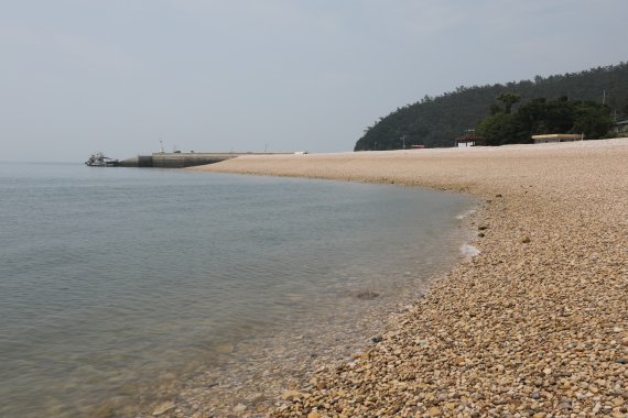 전남도가 8월에 안전하고 건강한 여름휴가를 보낼 '낭만 가득한 섬'으로 선정한 영광군 송이도의 몽돌해변