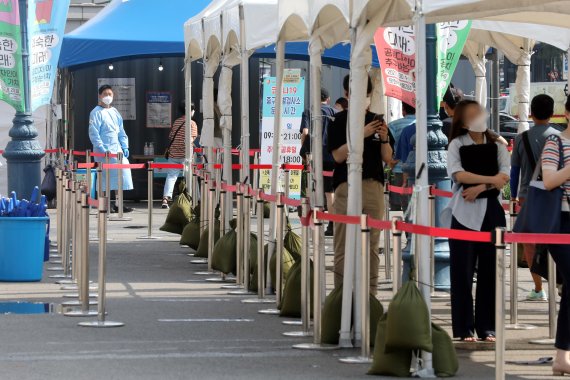 3일 오전 서울 중구 서울역광장에 마련된 신종 코로나바이러스 감염증(코로나19) 임시선별진료소에서 시민이 검사를 기다리고 있다. 사진=뉴스1