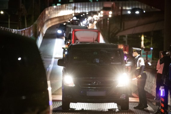 15일 밤 서울시내 한 도로에서 경찰들이 음주운전 합동 단속을 하고 있다. 2021.7.15/뉴스1 © News1 유승관 기자(사진은 기사 내용과 무관함) / 뉴스1 © News1