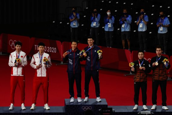 대만 배드민튼 선수들이 남자 복식에서 금메달을 땄다. 중국은 2위에 머물렀다. 하얀색 트레이닝복이 중국 선수들이다. /사진=뉴스1