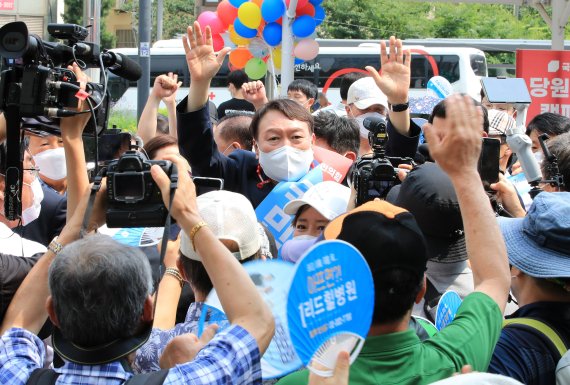 (서울=뉴스1) 구윤성 기자 = 윤석열 국민의힘 대선 예비후보가 3일 오후 서울 은평구 응암역 앞에서 국민의힘 당원 가입을 독려하는 홍보 활동을 하며 지지자들에게 인사하고 있다. 2021.8.3/뉴스1 /사진=뉴스1화상