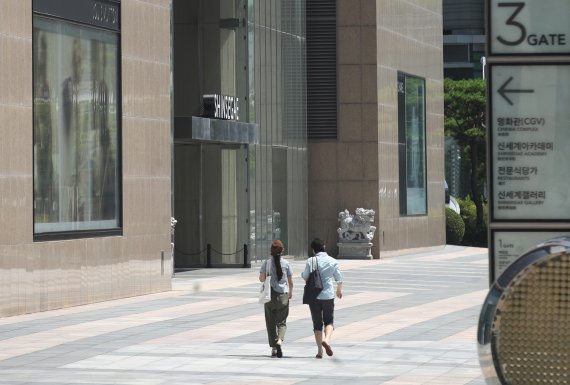 2일 오전 신종 코로나 바이러스 감염증(코로나19)집단 감염이 발생한 부산 해운대구 신세계백화점 센텀시티점이 이례적으로 정기 휴무일을 앞당겨 문을 닫고 내부 방역에 나서고 있다. 2021.8.2/뉴스1 © News1 여주연 기자