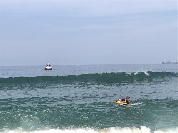 3일 동해해경은 이날 오후 3시 13분경 동해시 한섬해변 해상에서 튜브를 타고 떠내려가는 20대 여성 2명을 구조됐다고 밝혔다. 사진=동해해경 제공