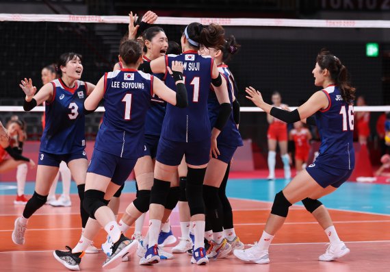 배구 김연경을 비롯한 선수들이 4일 오전 일본 도쿄 아리아케 아레나에서 열린 '2020 도쿄올림픽' 여자 배구 8강 대한민국과 터키의 경기에서 세트 스코어 3대2로 승리를 거둔 후 기뻐하고 있다. 2021.8.4/뉴스1 © News1 이재명 기자