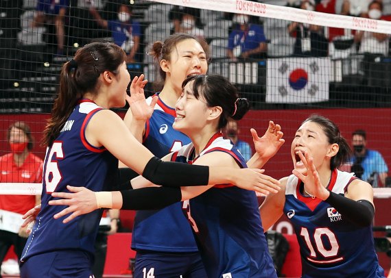 대한민국 배구대표팀 선수들이 4일 오전 일본 도쿄 아리아케 아레나에서 열린 '2020 도쿄올림픽' 여자 배구 8강 대한민국과 터키의 경기에서 득점에 성공한 후 환호하고 있다. 2021.8.4/뉴스1 © News1 이재명 기자