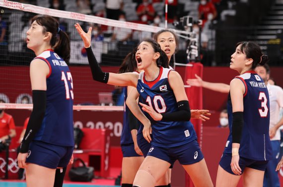 배구 김연경이 4일 오전 일본 도쿄 아리아케 아레나에서 열린 '2020 도쿄올림픽' 여자 배구 8강 대한민국과 터키의 경기에서 심판진에 항의하고 있다. 2021.8.4/뉴스1 © News1 이재명 기자